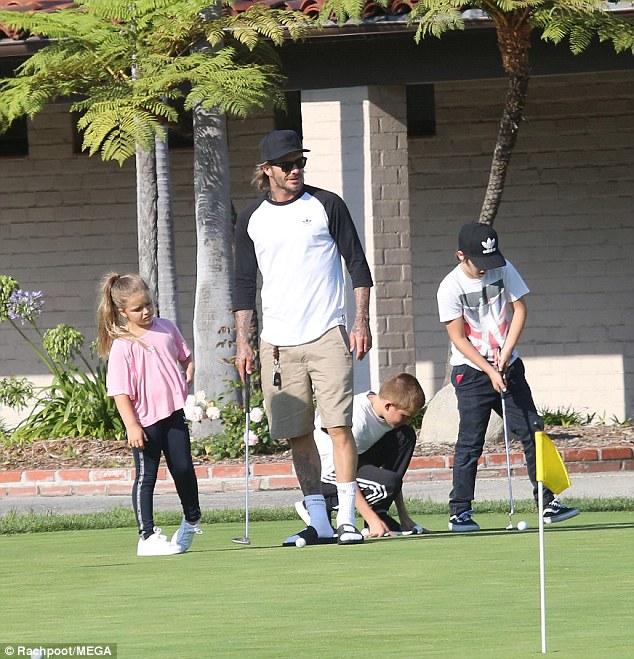 Khoảnh khắc dễ thương khi Beckham thể hiện tình cảm với công chúa Harper giữa sân golf - Ảnh 3.