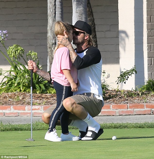 Khoảnh khắc dễ thương khi Beckham thể hiện tình cảm với công chúa Harper giữa sân golf - Ảnh 2.
