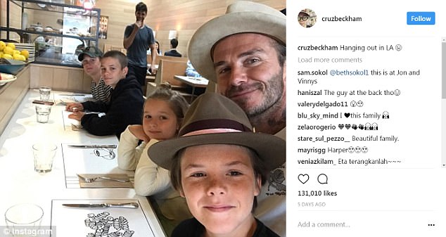 Harper Beckham khoe răng sún đáng yêu bên gia đình tại trường quay phim - Ảnh 3.