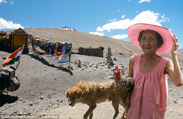 Nhiếp ảnh gia Thái Lan đưa mẹ đi du lịch vòng quanh thế giới bằng một cách rất cảm động - Ảnh 10.