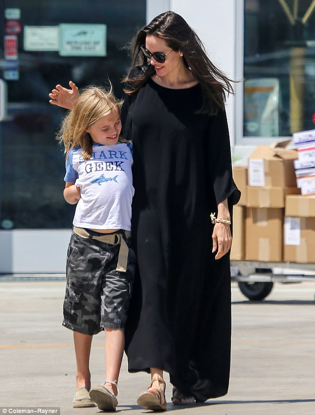 Con gái út nhà Angelina Jolie ngày càng khôn lớn và ăn mặc nam tính giống hệt chị - Ảnh 5.