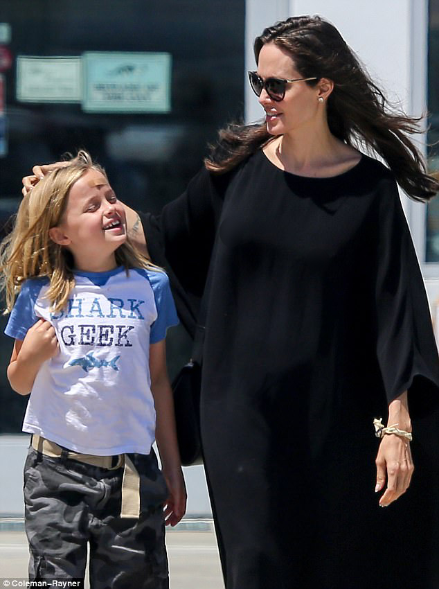 Con gái út nhà Angelina Jolie ngày càng khôn lớn và ăn mặc nam tính giống hệt chị - Ảnh 3.