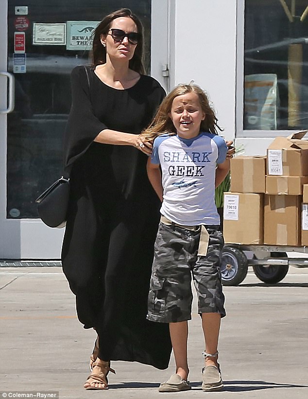 Con gái út nhà Angelina Jolie ngày càng khôn lớn và ăn mặc nam tính giống hệt chị - Ảnh 6.