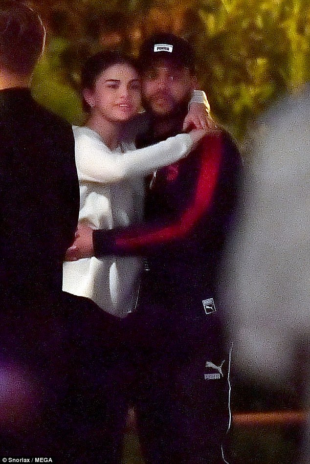 Selena Gomez khoe vòng 1 nóng bỏng, tình tứ bên The Weeknd không rời giữa công viên - Ảnh 6.