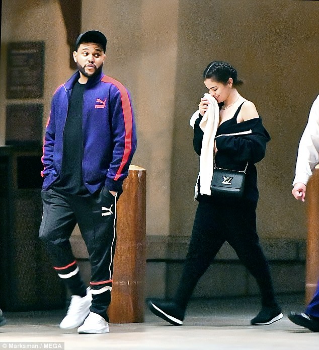 Selena Gomez khoe vòng 1 nóng bỏng, tình tứ bên The Weeknd không rời giữa công viên - Ảnh 3.