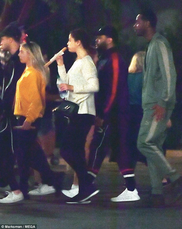 Selena Gomez khoe vòng 1 nóng bỏng, tình tứ bên The Weeknd không rời giữa công viên - Ảnh 10.