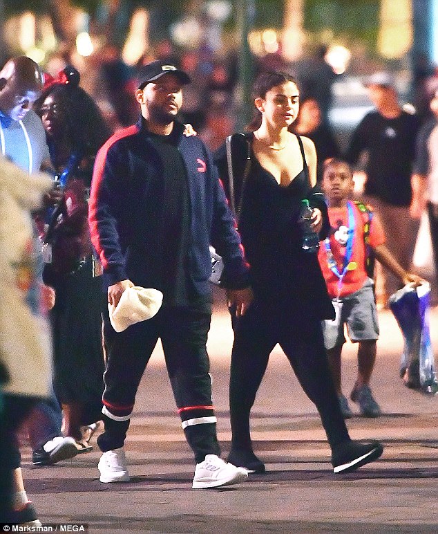 Selena Gomez khoe vòng 1 nóng bỏng, tình tứ bên The Weeknd không rời giữa công viên - Ảnh 1.