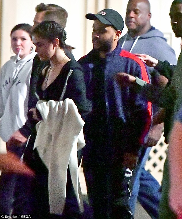 Selena Gomez khoe vòng 1 nóng bỏng, tình tứ bên The Weeknd không rời giữa công viên - Ảnh 4.
