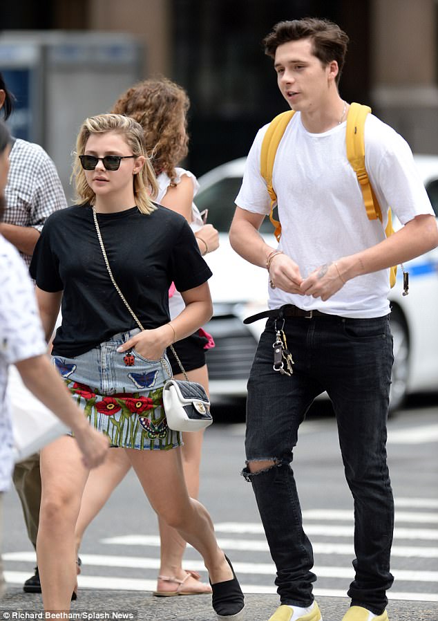 Brooklyn Beckham công khai tái hợp bạn gái cũ Chloe Moretz trên phố - Ảnh 1.