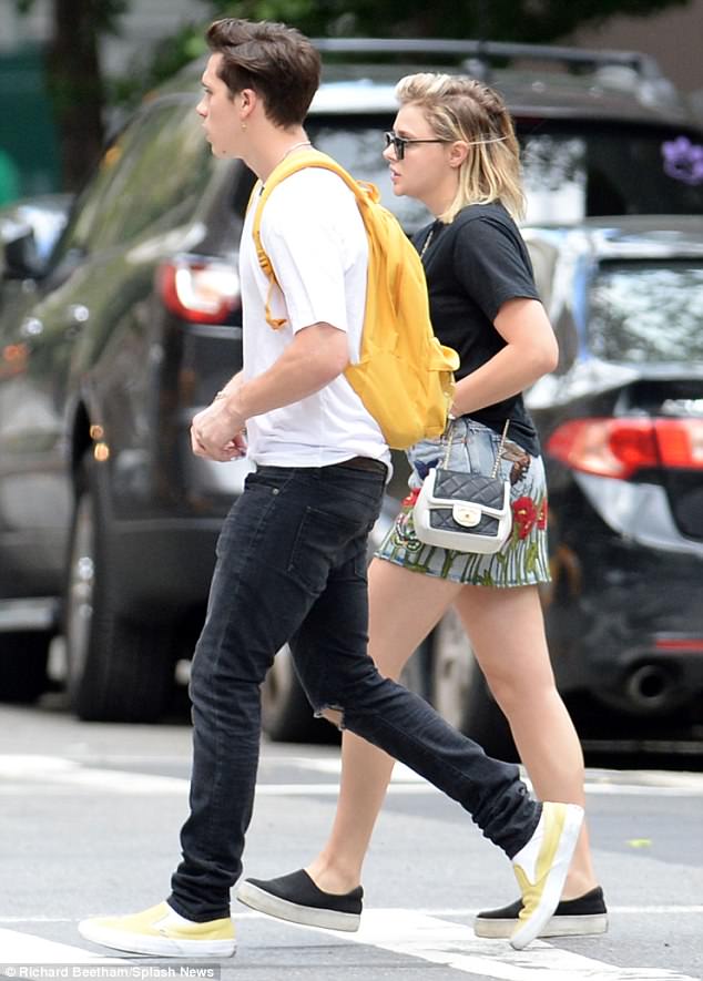 Brooklyn Beckham công khai tái hợp bạn gái cũ Chloe Moretz trên phố - Ảnh 5.