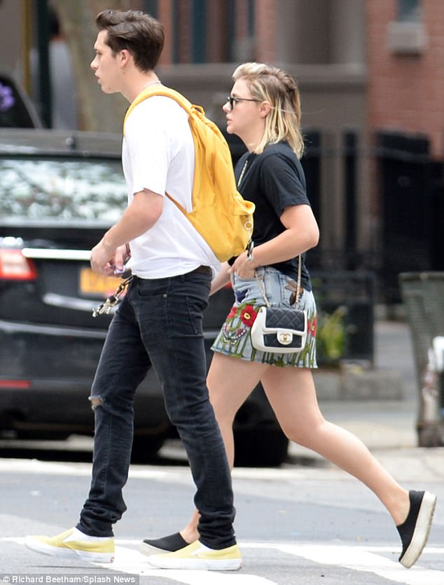 Brooklyn Beckham công khai tái hợp bạn gái cũ Chloe Moretz trên phố - Ảnh 6.