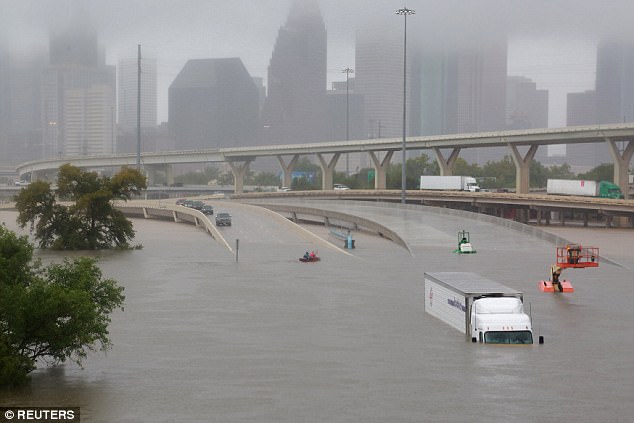 Nhà ngập trong biển nước sau siêu bão Harvey, 2 cha con ở Houston vẫn lạc quan bắt cá - Ảnh 3.