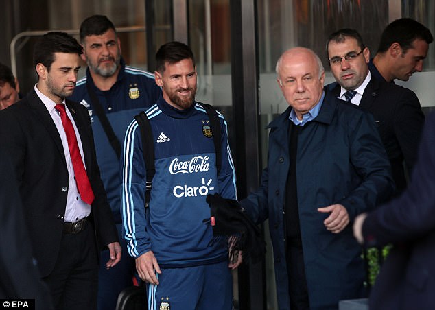 Fan nhí òa khóc nức nở khiến Messi mủi lòng - Ảnh 2.
