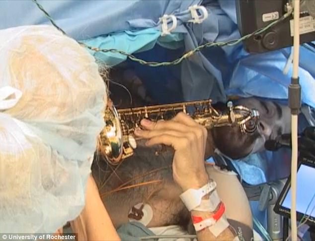 Chàng trai vừa phẫu thuật khối u, vừa chơi saxophone - Ảnh 2.