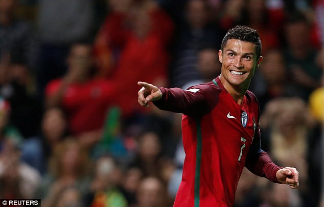 Ronaldo lập hat-trick, vượt mặt Vua bóng đá Pele - Ảnh 4.
