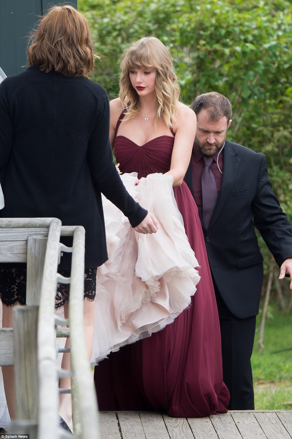 As in the MV, Taylor Swift transformed into a beautiful and sexy bridesmaid at her best friend's wedding - Photo 1.