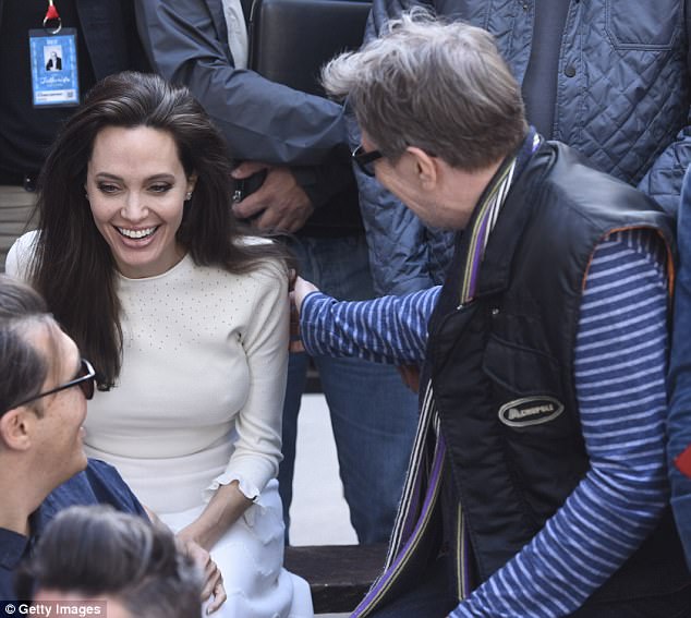 Angelina Jolie xuất hiện hạnh phúc bên 6 người con sau tin tái hợp với Brad Pitt - Ảnh 10.