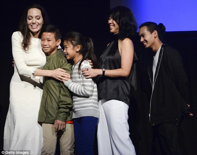 Angelina Jolie xuất hiện hạnh phúc bên 6 người con sau tin tái hợp với Brad Pitt - Ảnh 6.