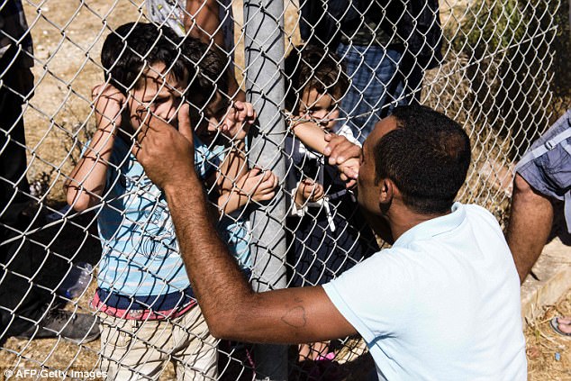 Người cha Syria hôn các con qua hàng rào sắt khi họ được đoàn tụ sau 1 năm xa cách vì khói lửa chiến tranh - Ảnh 5.