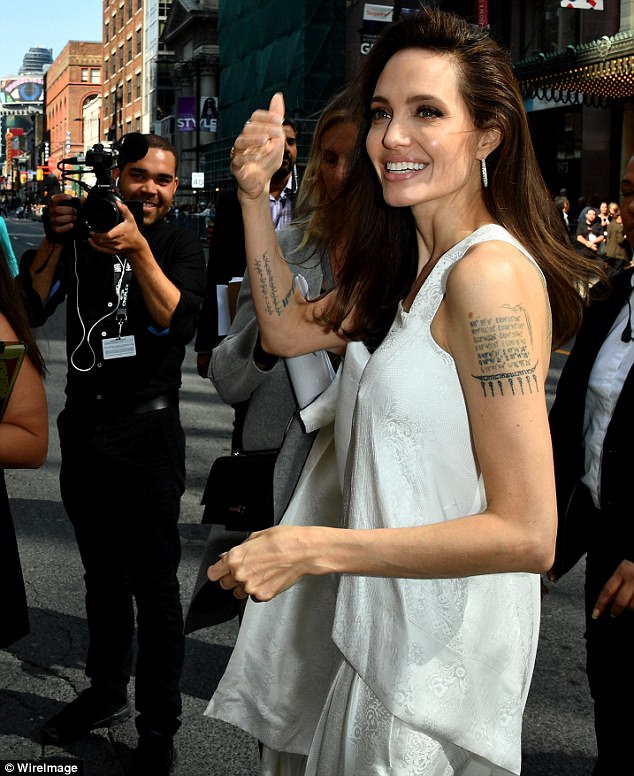 Angelina Jolie đẹp rực rỡ ở tuổi 42, chứng minh đẳng cấp tường thành nhan sắc thế giới - Ảnh 2.