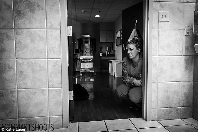 Bức ảnh nữ y tá chăm sóc tận tình thai phụ mới sinh trong toilet gây bão mạng xã hội - Ảnh 8.