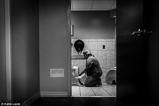 Bức ảnh nữ y tá chăm sóc tận tình thai phụ mới sinh trong toilet gây bão mạng xã hội - Ảnh 1.