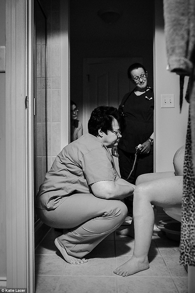 Bức ảnh nữ y tá chăm sóc tận tình thai phụ mới sinh trong toilet gây bão mạng xã hội - Ảnh 4.