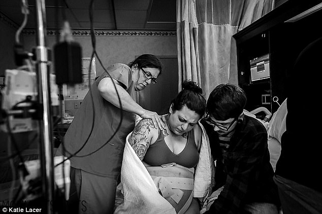 Bức ảnh nữ y tá chăm sóc tận tình thai phụ mới sinh trong toilet gây bão mạng xã hội - Ảnh 2.