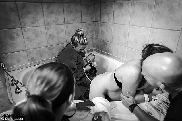 Bức ảnh nữ y tá chăm sóc tận tình thai phụ mới sinh trong toilet gây bão mạng xã hội - Ảnh 3.