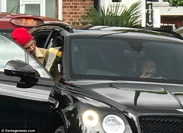 Chỉ là đi mua hoa thôi mà, bố con Beckham - Harper có cần đáng yêu lạc lối thế không! - Ảnh 7.
