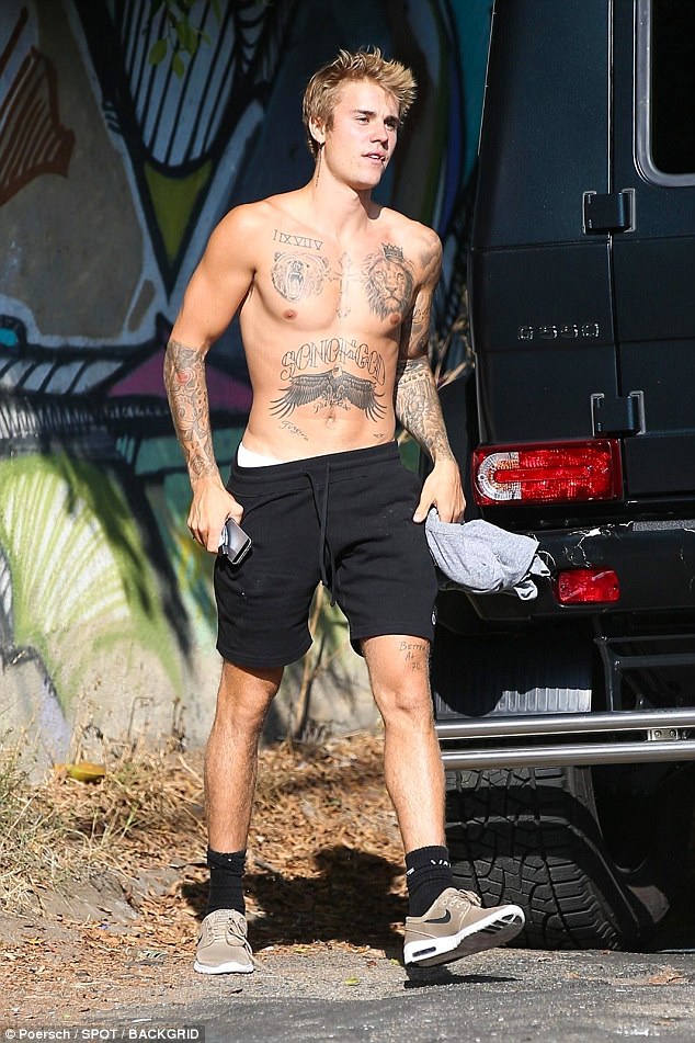 Justin Bieber khoe cận cảnh cơ thể phủ kín hình xăm