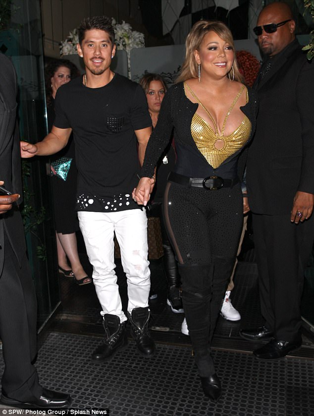 Bụng to đùi mỡ, Mariah Carey vẫn mặc bộ váy vừa hở vừa bó sát để đi hẹn hò trai trẻ - Ảnh 9.
