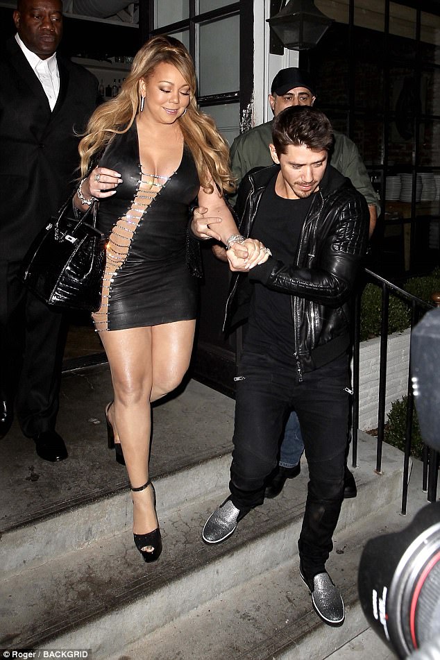 Bụng to đùi mỡ, Mariah Carey vẫn mặc bộ váy vừa hở vừa bó sát để đi hẹn hò trai trẻ - Ảnh 2.