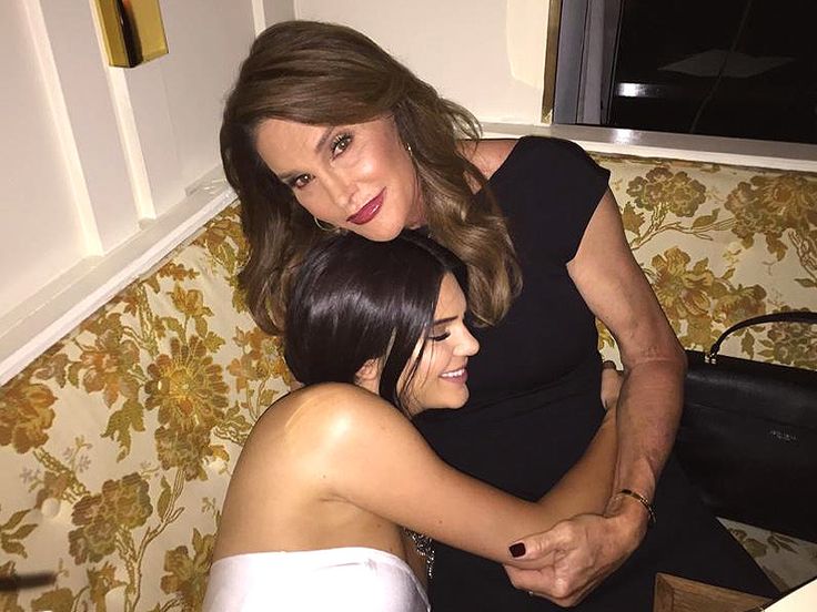 Kendall Jenner gọi bố ruột l&agrave; đi&ecirc;n v&igrave; n&oacute;i xấu cả gia đ&igrave;nh sau khi chuyển giới - Ảnh 1.