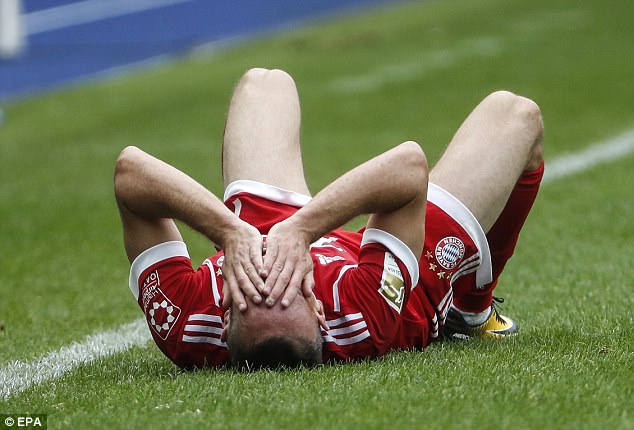 Ribery quằn quại nằm sân, nguy cơ giải nghệ vì chấn thương nặng - Ảnh 2.