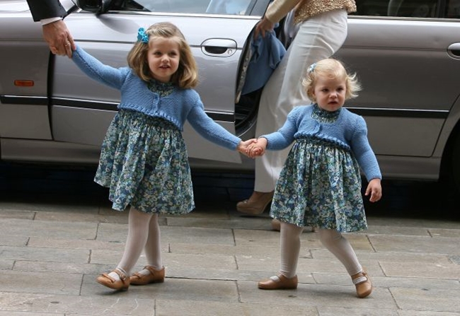 2 nàng Công chúa nhỏ đáng yêu của Hoàng gia Tây Ban Nha ngày ấy giờ đã xinh xắn lắm rồi - Ảnh 8.