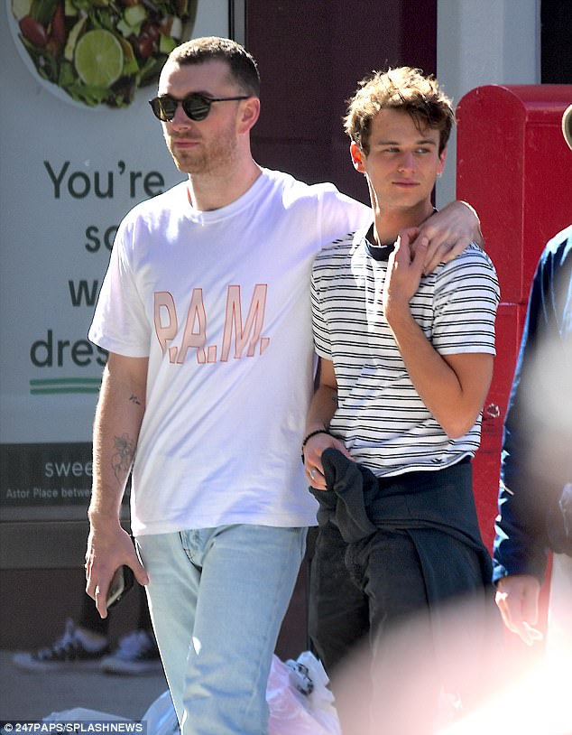 Sam Smith Và Brandon Flynn Công Khai Hôn Nhau Đắm Đuối Trên Phố