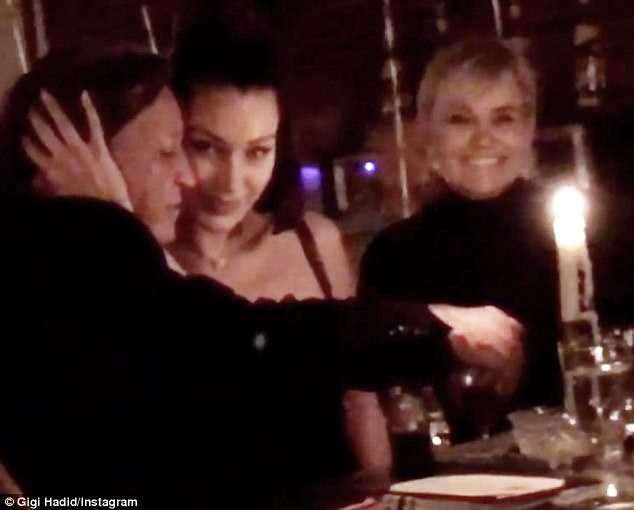 Bella Hadid t&aacute;o bạo khoe v&ograve;ng 3, được đại gia Drake bao trọn tiệc sinh nhật - Ảnh 4.