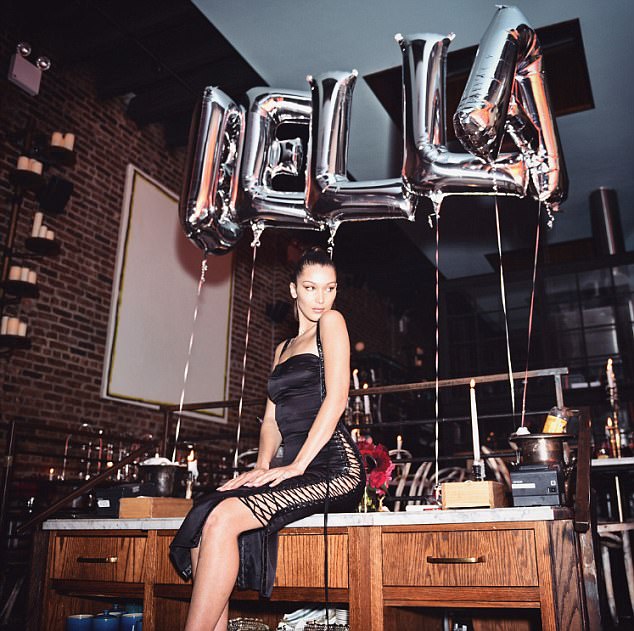 Bella Hadid t&aacute;o bạo khoe v&ograve;ng 3, được đại gia Drake bao trọn tiệc sinh nhật - Ảnh 7.