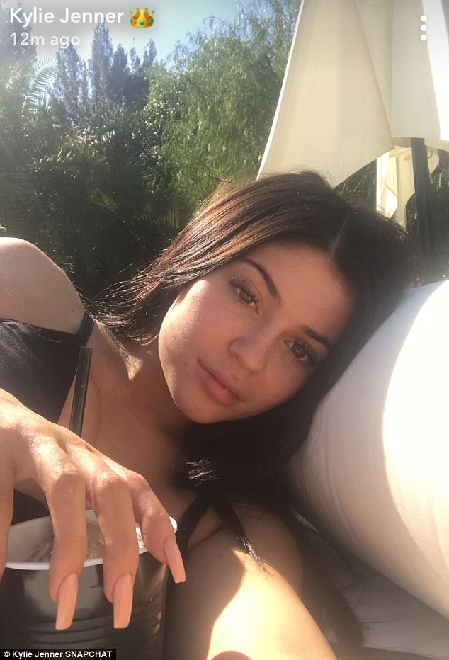 Kylie Jenner khoe mặt mộc cực xinh và vòng 1 nảy nở hơn hẳn vì mang thai - Ảnh 2.