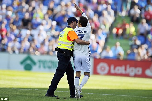 Ronaldo fake bất ngờ chạy vào sân để gặp Ronaldo xịn - Ảnh 2.