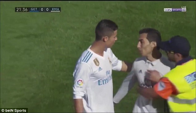 Ronaldo fake bất ngờ chạy vào sân để gặp Ronaldo xịn - Ảnh 3.