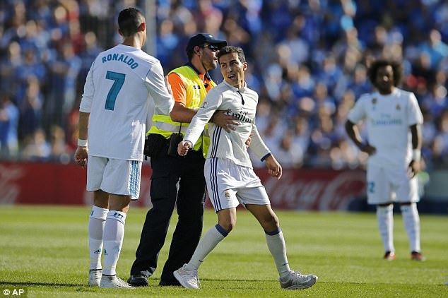 Ronaldo fake bất ngờ chạy vào sân để gặp Ronaldo xịn - Ảnh 1.