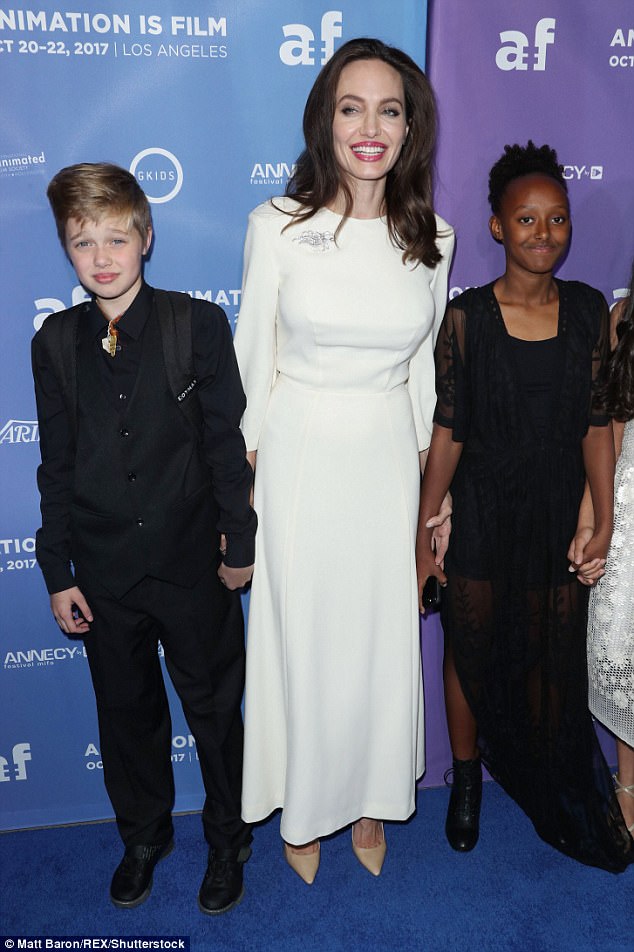 Con gái Shiloh của Angelina Jolie xuất hiện điển trai giống hệt bố Brad sau tin đồn muốn chuyển giới - Ảnh 2.