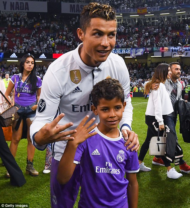 Gần 9 triệu người xem clip con trai Ronaldo lập siêu phẩm sút xa - Ảnh 3.