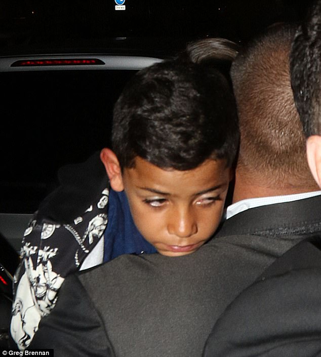 Con trai Ronaldo uể oải, không muốn ăn tiệc cùng bố - Ảnh 2.