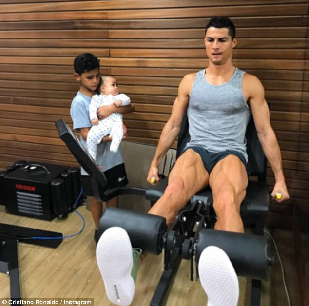 Con trai 4 th&aacute;ng tuổi của Ronaldo tr&ograve;n mắt nh&igrave;n bố luyện tập - Ảnh 1.