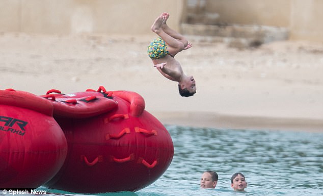Rooney lủi thủi đi lao động c&ocirc;ng &iacute;ch, b&agrave; x&atilde; Coleen du h&iacute; đảo Barbados - Ảnh 7.
