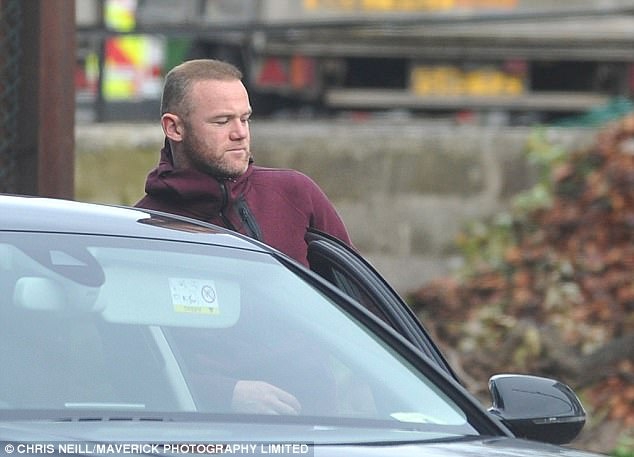 Rooney lủi thủi đi lao động công ích, bà xã Coleen du hí đảo Barbados - Ảnh 2.