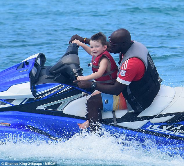 Rooney lủi thủi đi lao động c&ocirc;ng &iacute;ch, b&agrave; x&atilde; Coleen du h&iacute; đảo Barbados - Ảnh 8.